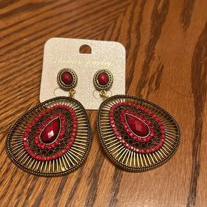 NWOT WOMEN FASHION JEWELRY BLACK GOLDTONE RED BEAD DANGLING EARRING.